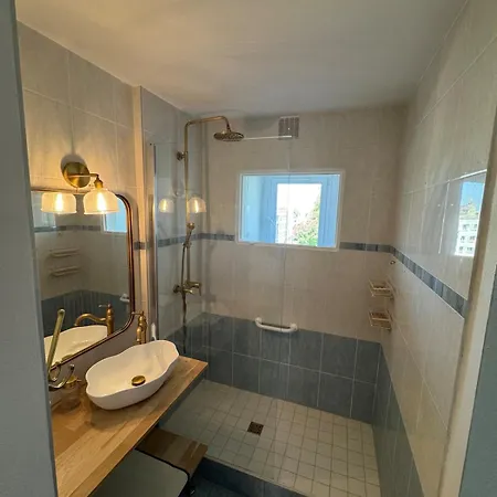 Grand Dans A Apartment Caen